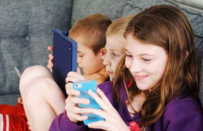 Why do kids love playing with smartphones