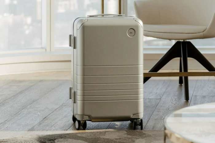 How pack suitcase efficiently and perfectly