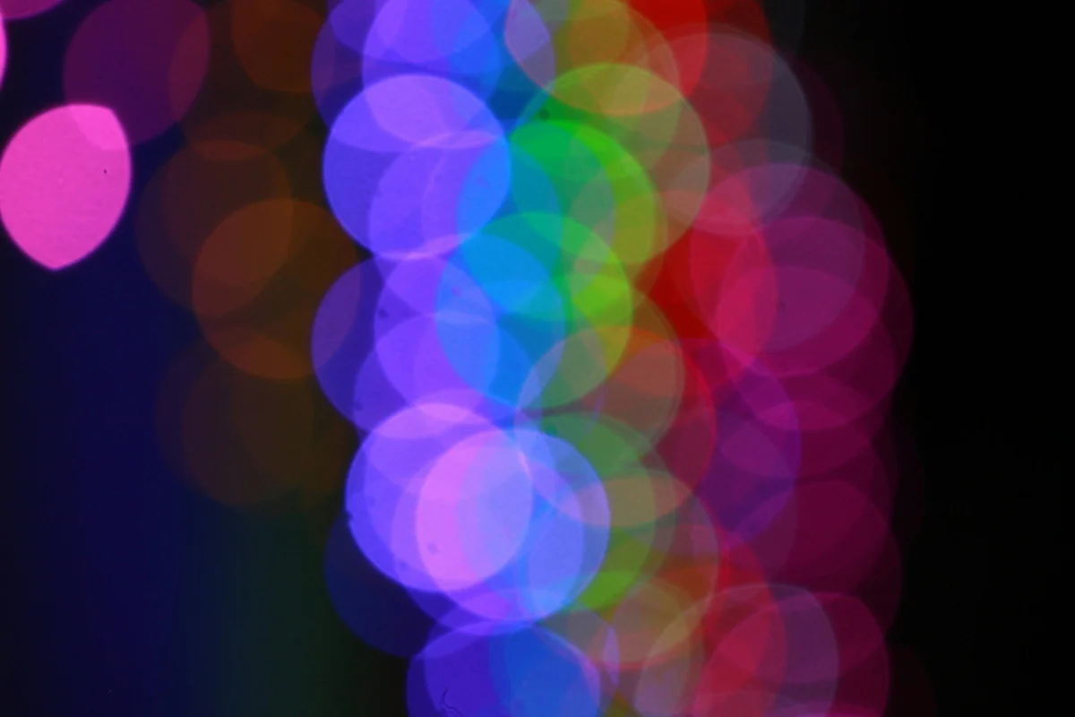 The Surprising Efficiency of Unsupervised Learning: How Generative Models Unlock Classification with Minimal Labels